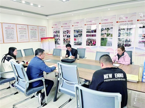 通过座谈会的形式倾听辖区居民心声